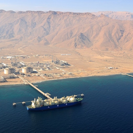 Een LNG-tanker bij de laadfaciliteit in Oman