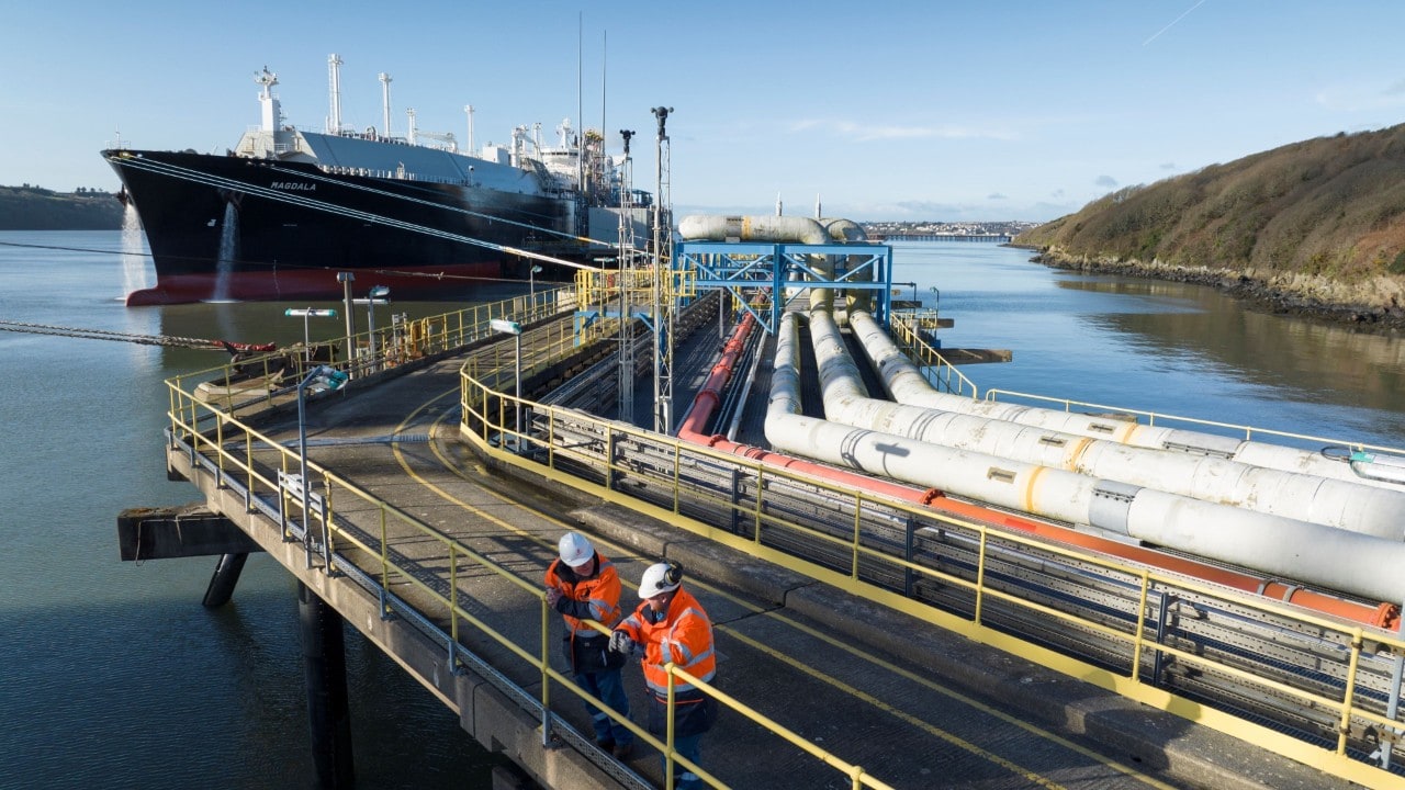 Ook voor het Verenigd Koninkrijk is LNG heel belangrijk. Shell UK is voor de helft eigenaar van de Dragon-terminal in Waterston (Pembrokeshire), waar jaarlijks tot 96 scheepsladingen LNG de overburen voor 10% van hun gasbehoefte voorzien