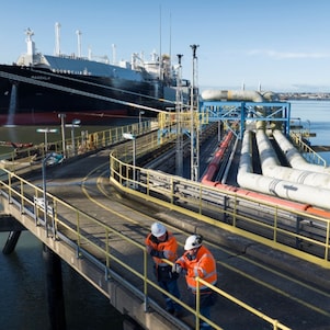 Ook voor het Verenigd Koninkrijk is LNG heel belangrijk. Shell UK is voor de helft eigenaar van de Dragon-terminal in Waterston (Pembrokeshire), waar jaarlijks tot 96 scheepsladingen LNG de overburen voor 10% van hun gasbehoefte voorzien