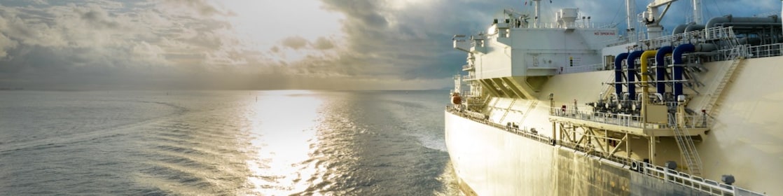 LNG-tanker in een plas water met laagstaande zon