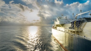 LNG-tanker in een plas water met laagstaande zon