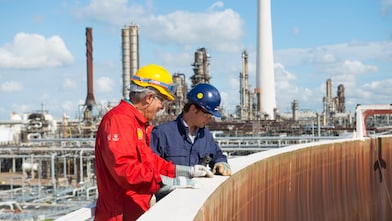 Twee medewerkers op Shell Energy and Chemicals Park Rotterdam (Pernis)