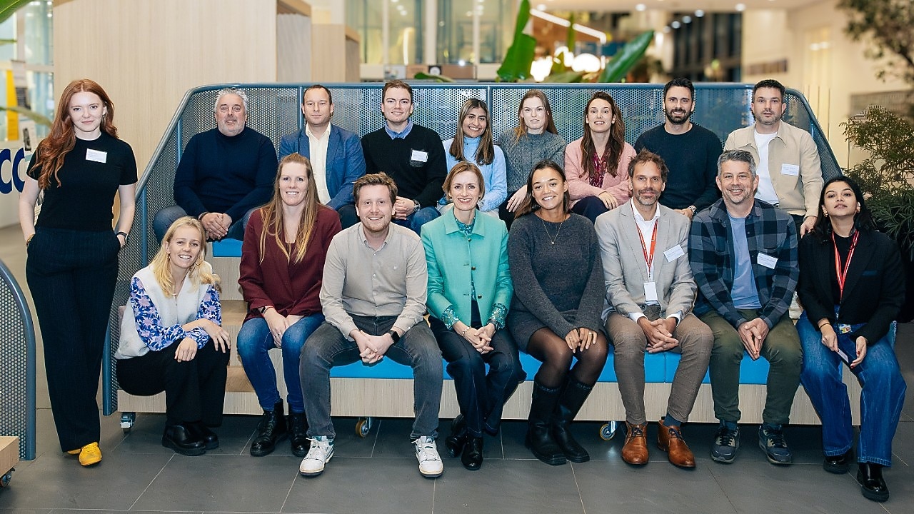 In dit tweeluik deelnemers en medewerkers van het 2025 LeapSprong-programma (Foto: Sebastian Vonmoos)