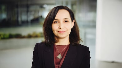 Linda Boukhelifa (portreftfoto heeft een AI-gegenereerde achtergrond)