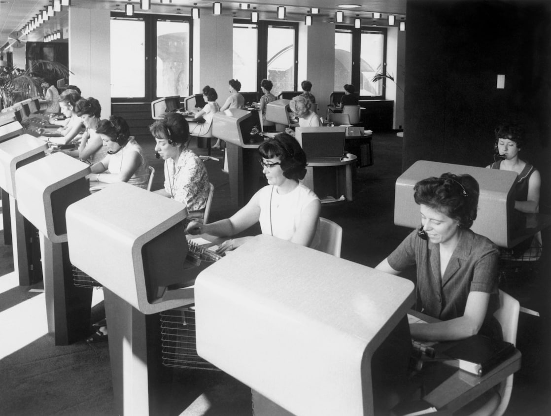 De telefonistes in het Shell Centre in Londen, jaren 60 of 70 (Foto: Shell Historical Heritage & Archive) (Foto: Shell Historical Heritage & Archive)
