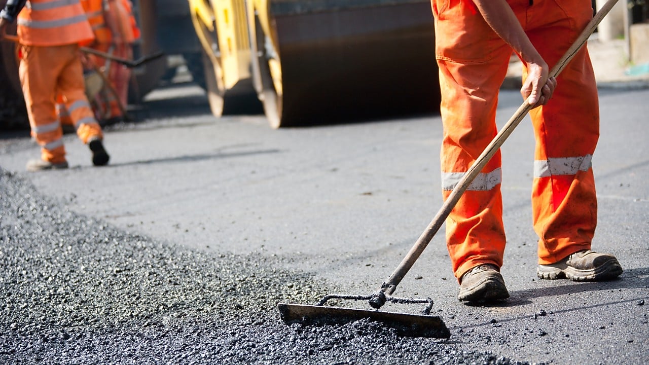 Asfalt spreiden bij het aanbrengen (Foto: Alexandru Magurean)