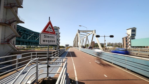 De Algerabrug is een van de bruggen die snel moet worden vervangen. Het bordje Slecht wegdek staat er al. (Foto: ANP/Hollandse Hoogte/Caki Media)