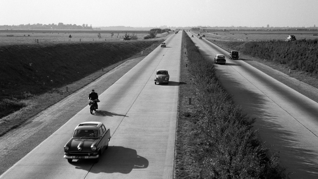 Een Nederlandse autosnelweg in 1950 (Foto: Cas Oorthuys/Nederlands Fotomuseum/ANP)