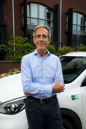 Otto Smit van OnzeAuto bij een van de deelauto's van het bedrijf (Foto: Christian Kalse)