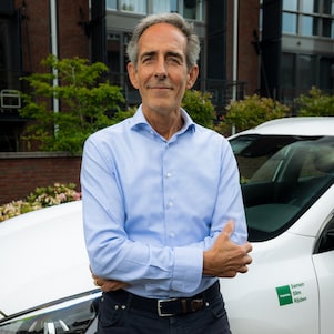 Otto Smit van OnzeAuto bij een van de deelauto's van het bedrijf (Foto: Christian Kalse)