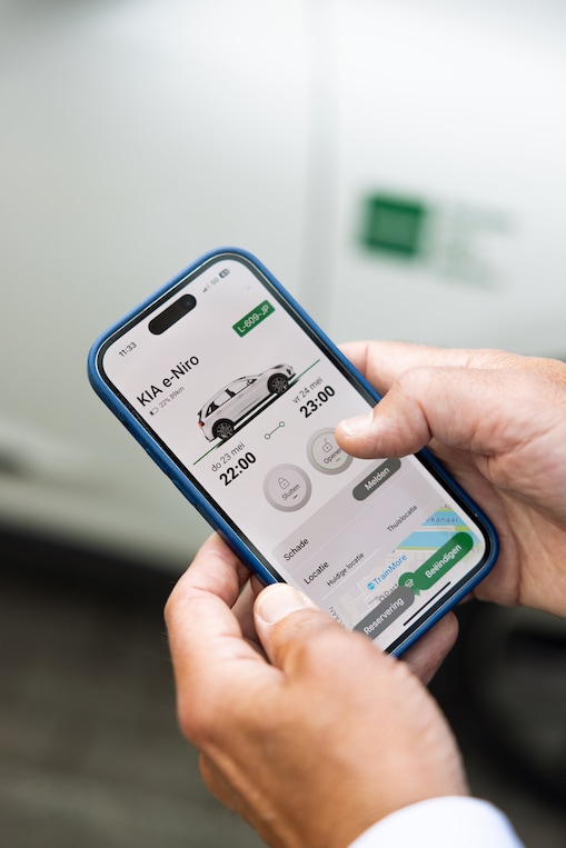 De app van OnzeAuto op de mobiel (Foto: Christian Kalse)