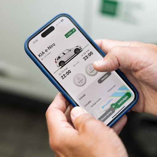 De app van OnzeAuto op de mobiel (Foto: Christian Kalse)