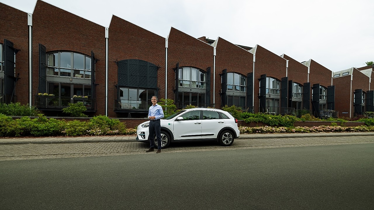 Otto Smit van OnzeAuto bij een van de deelauto's van het bedrijf (Foto: Christian Kalse)