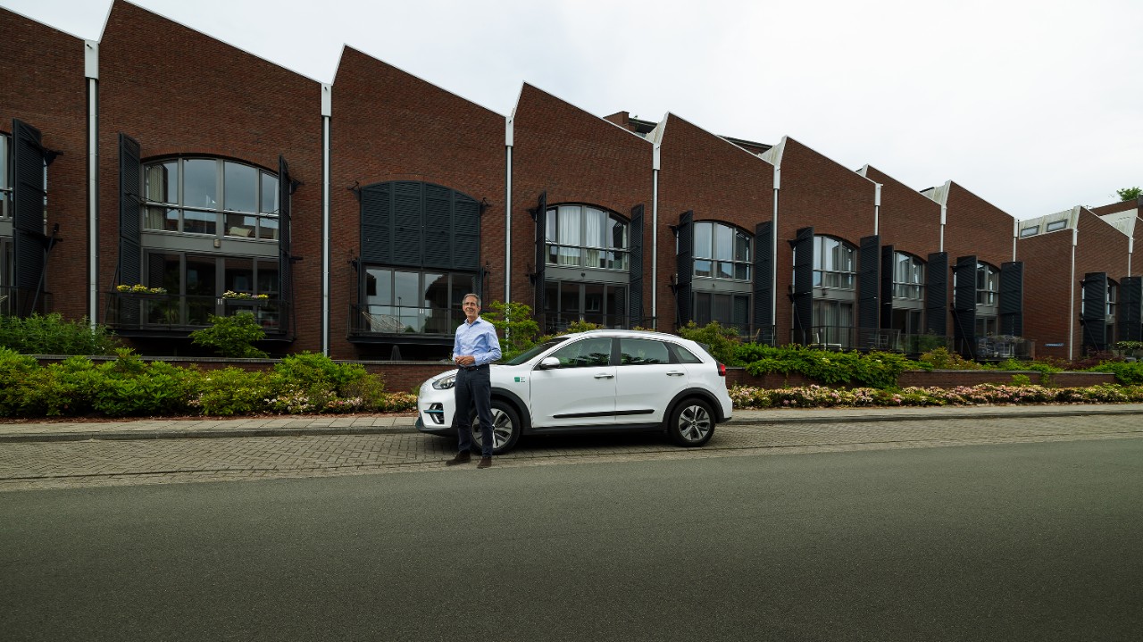 Otto Smit van OnzeAuto bij een van de deelauto's van het bedrijf (Foto: Christian Kalse)