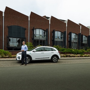 Otto Smit van OnzeAuto bij een van de deelauto's van het bedrijf (Foto: Christian Kalse)