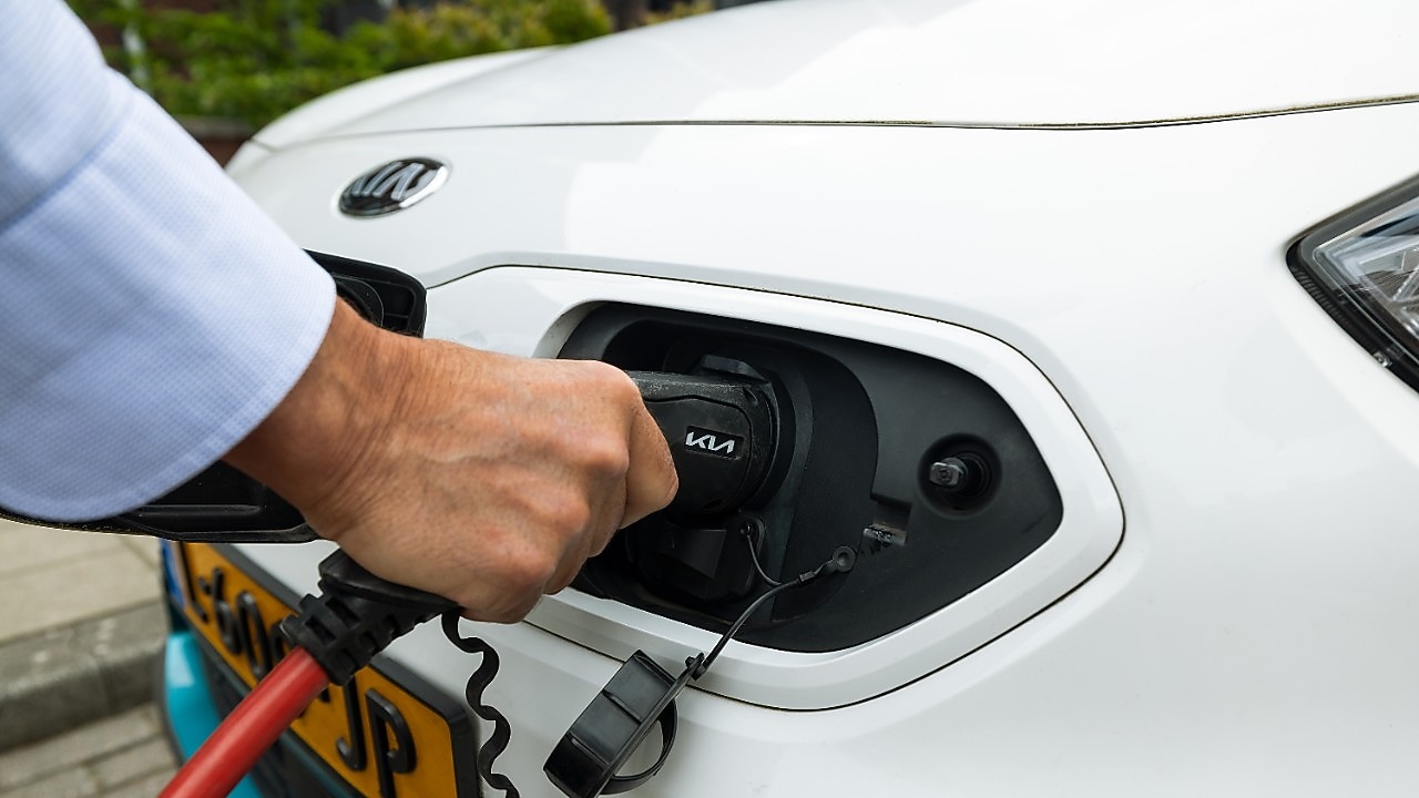 Eenvoudig laden van de OnzeAuto-deelauto. De stekker stop je gemakkelijk erin. (Foto: Christian Kalse)