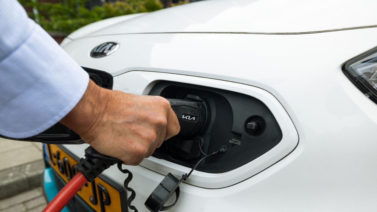 Eenvoudig laden van de OnzeAuto-deelauto. De stekker stop je gemakkelijk erin. (Foto: Christian Kalse)