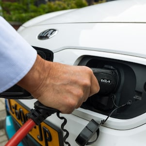 Eenvoudig laden van de OnzeAuto-deelauto. De stekker stop je gemakkelijk erin. (Foto: Christian Kalse)