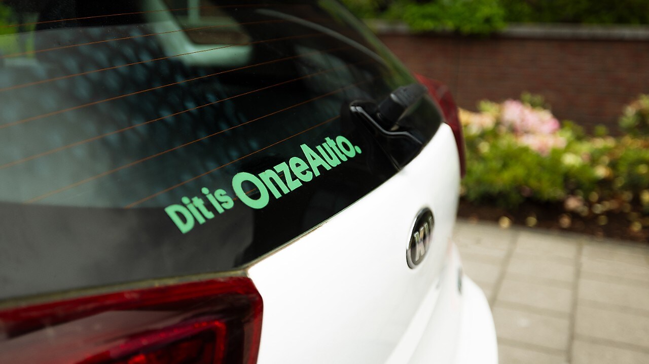 Dit is OnzeAuto, staat op de achterruit van deze deelauto