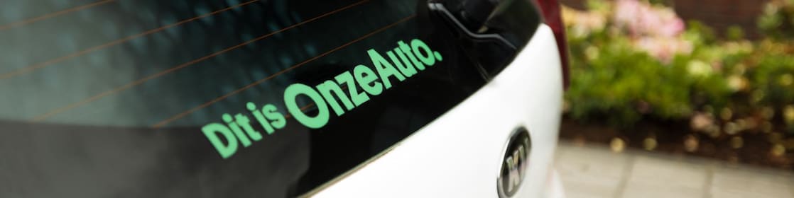 Dit is OnzeAuto, staat op de achterruit van deze deelauto