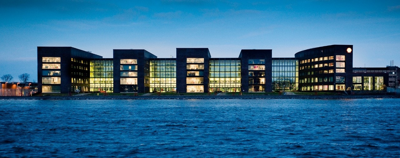 Het nieuwbouw-hoofdgebouw van het Shell-laboratorium in Amsterdam. Hier gefotografeerd in 2010. (Foto: Thomas Fasting)