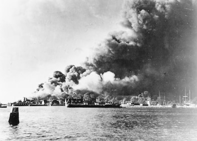 In opdracht van het Britse leger worden de olietanks bij het Shell-lab in Amsterdam in 1940 in de brand gestoken