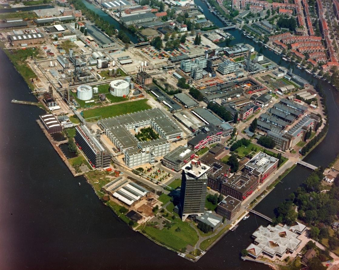 Deze luchtfoto van het Shell-laboratorium in 1983 geeft iets weer van de omvang van het terrein zoals dat na de Tweede Wereldoorlog groeide. Let ook op de opslagtanks. Momenteel is het complex weer kleiner dan toen, is het flink gemoderniseerd en zijn er naast de Shell-gebouwen apartementencomplexen gebouwd