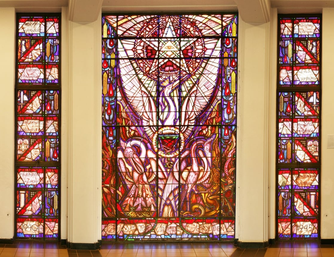 De gedenkramen aan de Tweede Wereldoorlog en de gevallenen van het lab, geplaatst in 1947