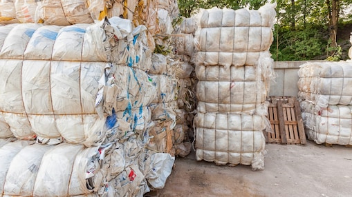 Stapels ingezameld plastic afval bij een afvalverwerker (Foto: Getty Images)