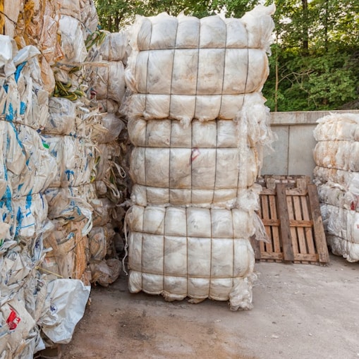Stapels ingezameld plastic afval bij een afvalverwerker (Foto: Getty Images)