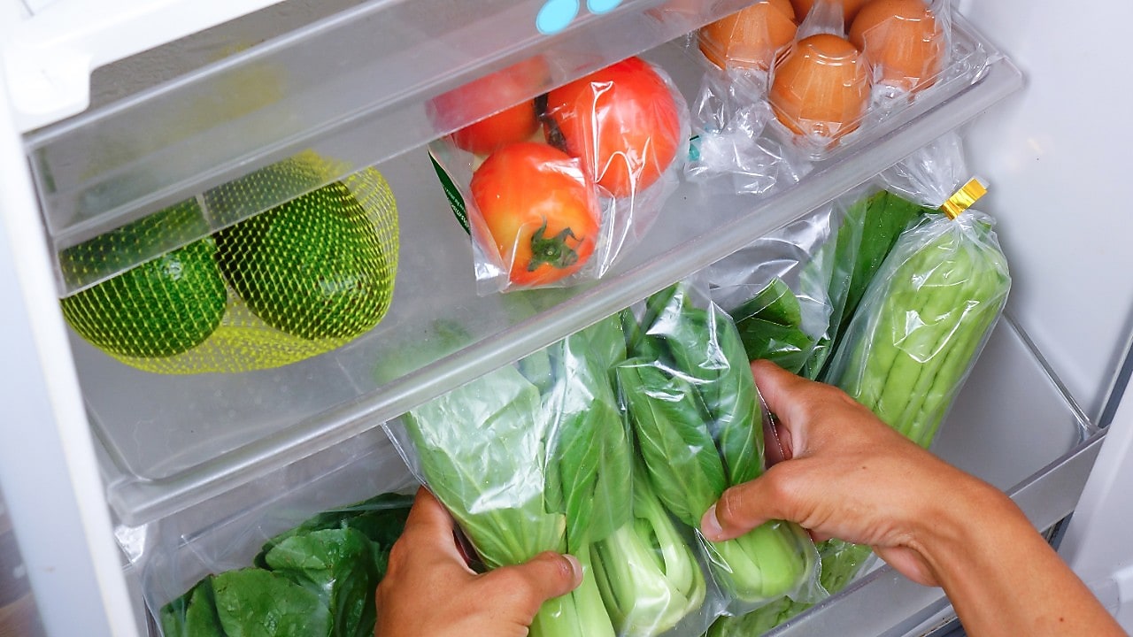 Het folie van je etenswaar kan alleen met chemisch recylen hergebruikt worden als grondstof voor nieuw plastic (Foto: Getty Images)