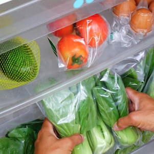 Het folie van je etenswaar kan alleen met chemisch recylen hergebruikt worden als grondstof voor nieuw plastic (Foto: Getty Images)