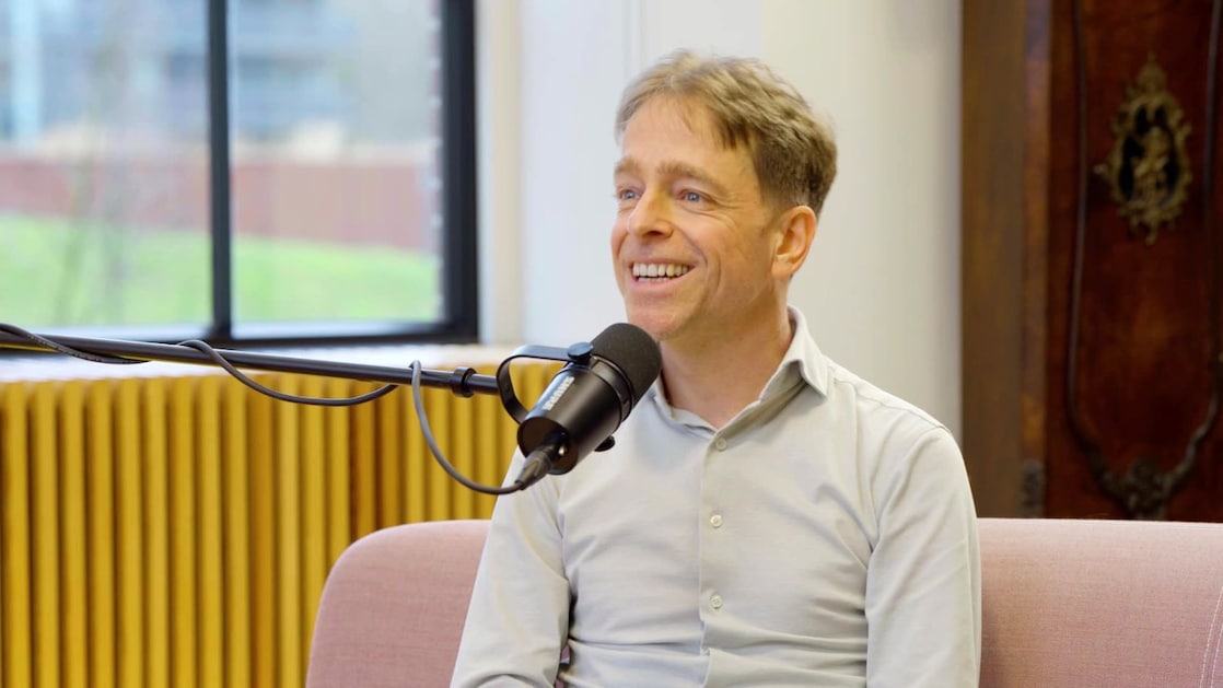 Paul de Hoog tijdens in interview over chemisch recyclen van plastic (Foto: Sebastian Vanmoos)