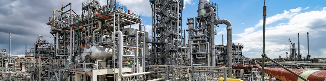 De raffinaderij van Shell Energy and Chemicals Park Rotterdam in Pernis (Foto: Ernst Bode)