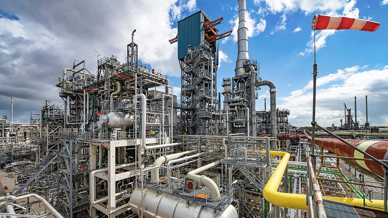 De raffinaderij van Shell Energy and Chemicals Park Rotterdam in Pernis (Foto: Ernst Bode)