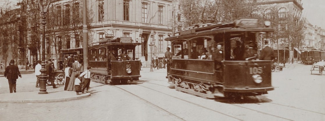 Trams in het centrum van Amsterdam (Foto: Stadsarchief Amsterdam)
