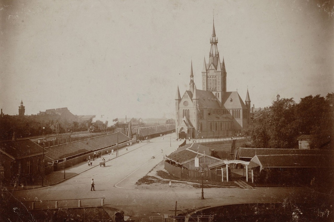 De Westergasfabriek, het spoor en de Maria Magdalena-kerk in Amsterdam, circa 1890 (Foto: Stadsarchief Amsterdam)