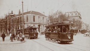Trams in het centrum van Amsterdam (Foto: Stadsarchief Amsterdam)