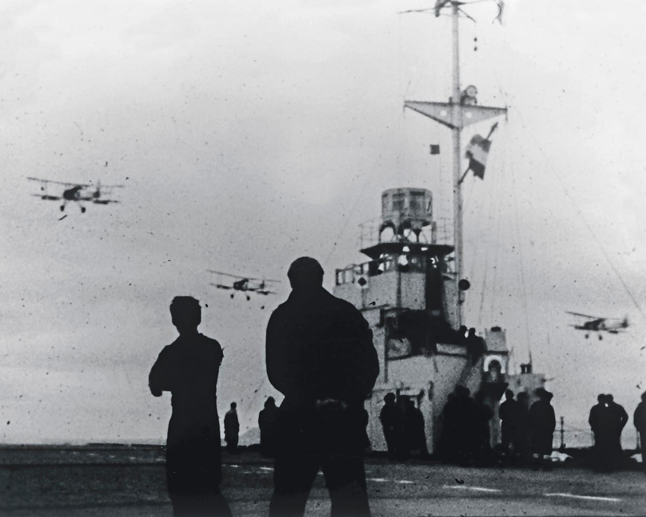 Swordfish-vliegtuigen bij een Nederlands Shell-vliegdekschip in de Tweede Wereldoorlog