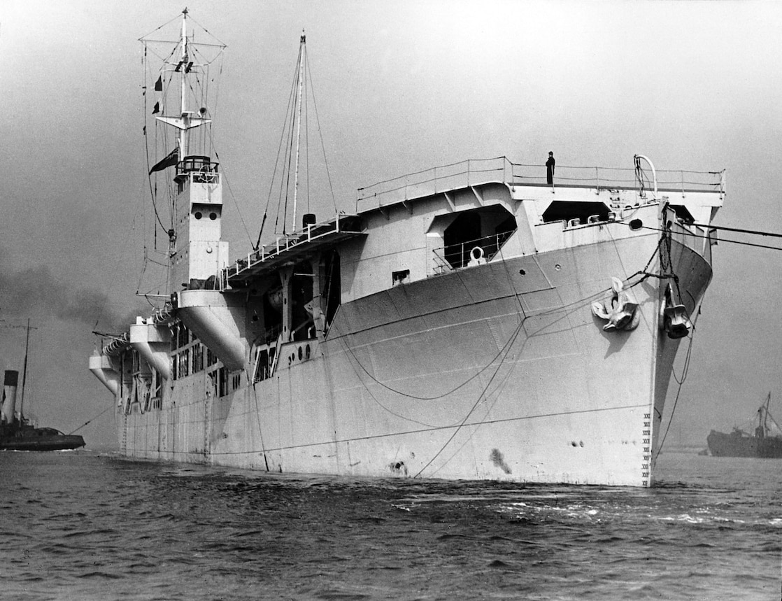 Een van de twee Nederlandse vliegdekschepen van Shell in de Tweede Wereldoorlog, waarschijnlijk de Gadila