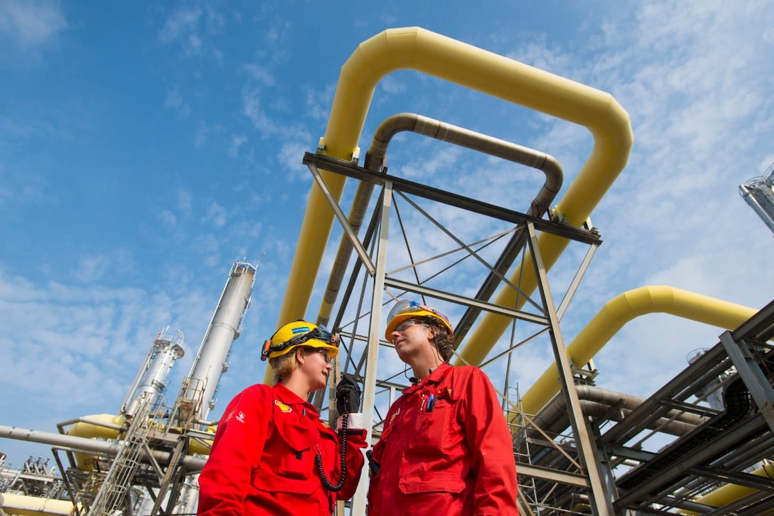 Dummy textTwee medewerkers bij de MLO-fabriek op Shell Chemicals Park Moerdijk, ook deel van de Nederlandse basisindustrie.
