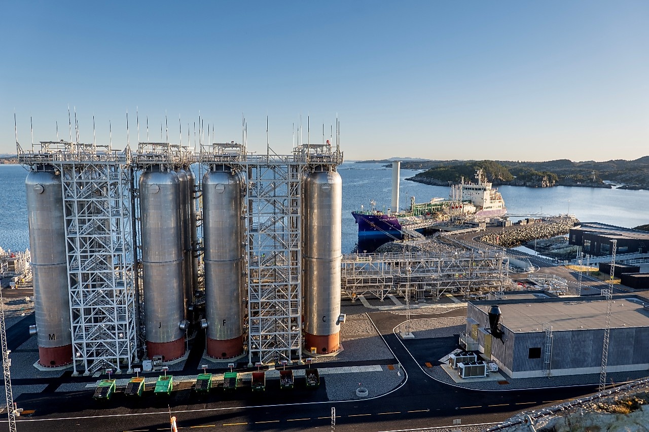 De Northern Lights-locatie op land in Noorwegen