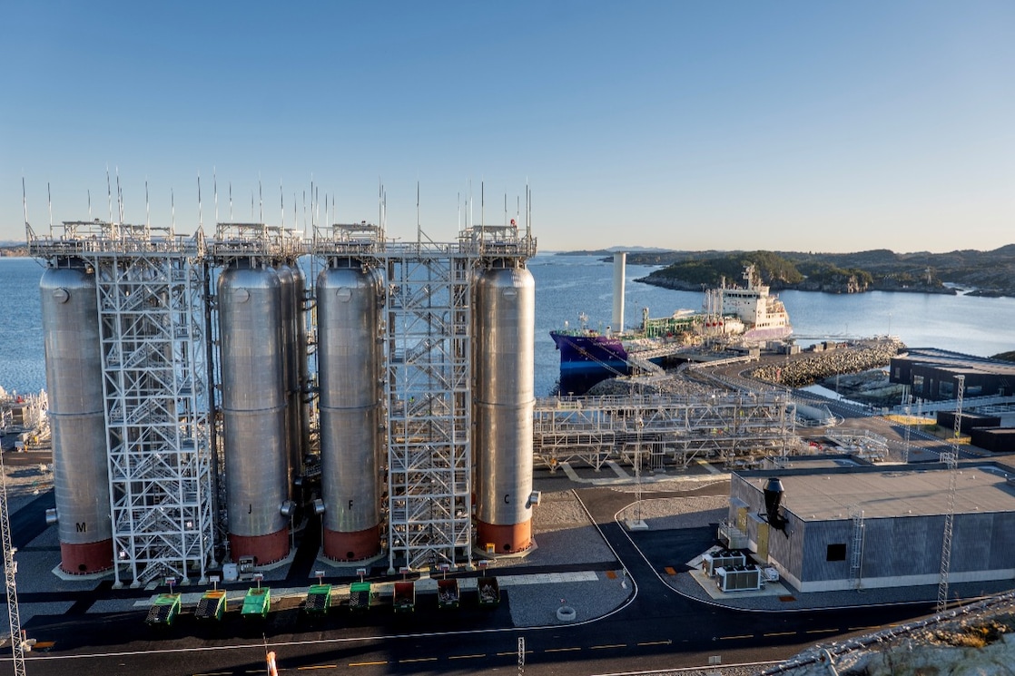 De Northern Lights-locatie op land in Noorwegen