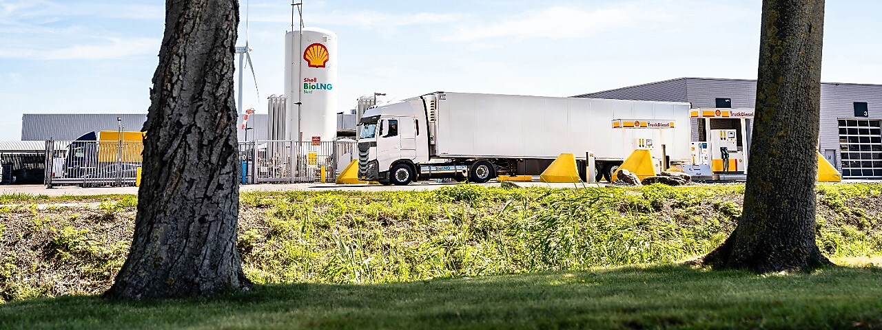Een truck op Shell BioLNG bij een bedrijfstanklocatie (Foto: Jan Kasl)