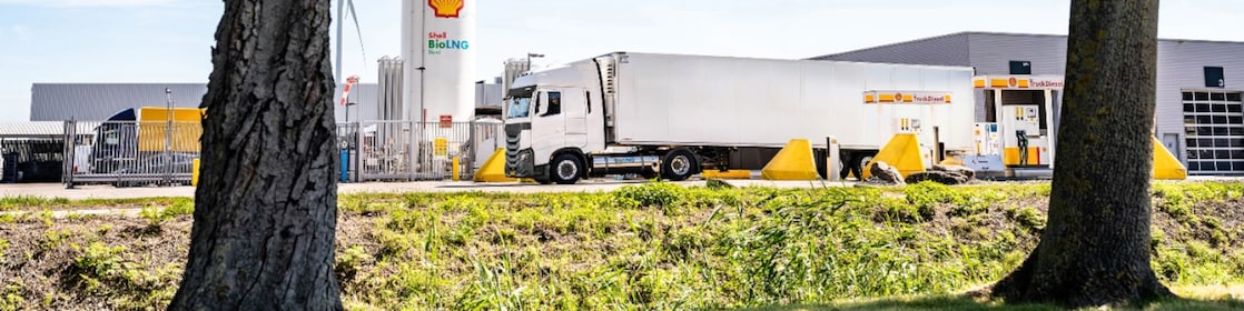 Een truck op Shell BioLNG bij een bedrijfstanklocatie (Foto: Jan Kasl)