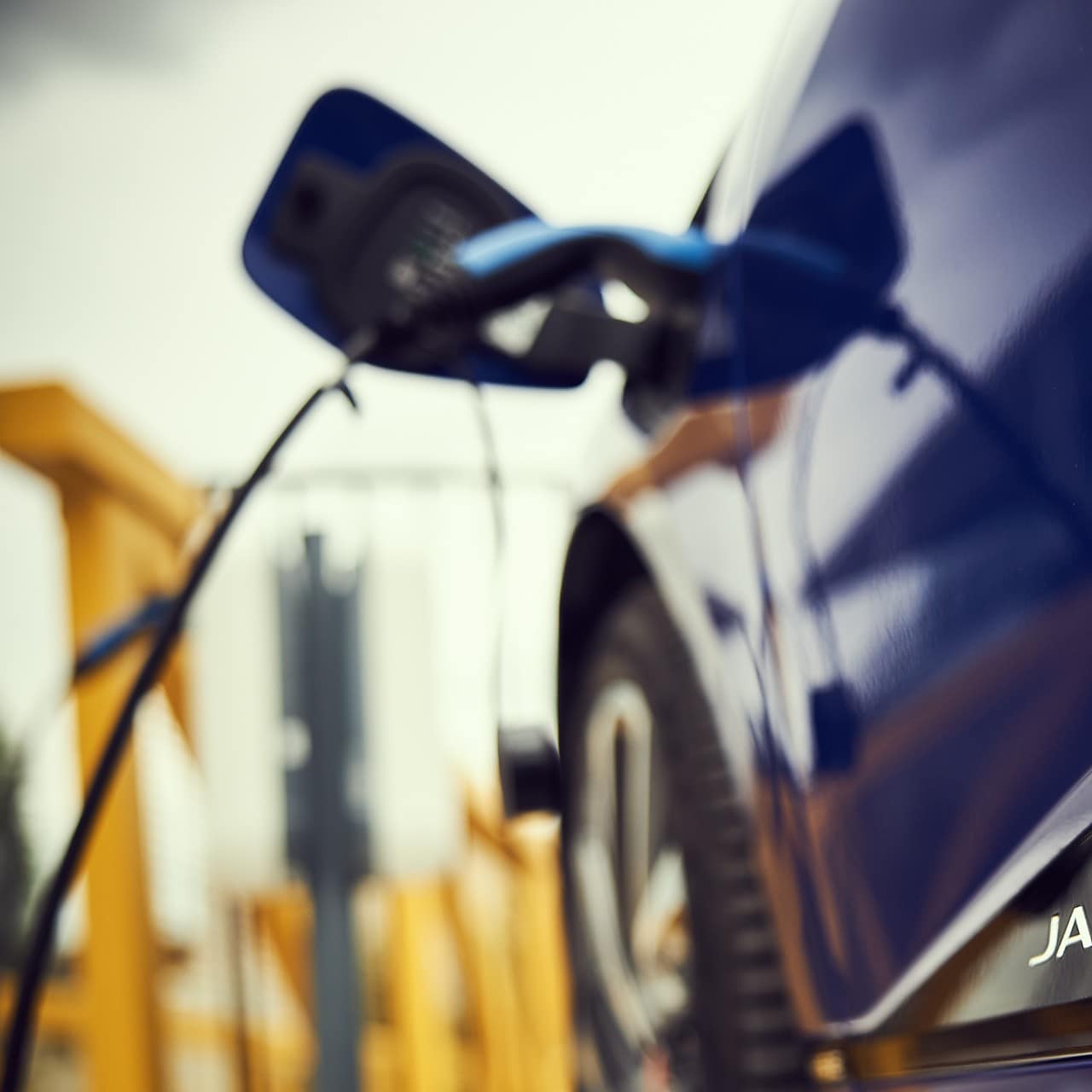 Een auto aan de laadkabel (Foto: Getty Images)