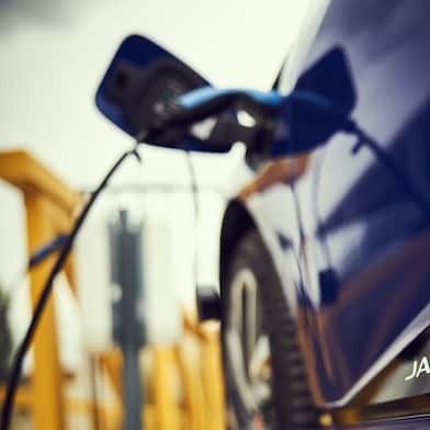 Een auto aan de laadkabel (Foto: Getty Images)