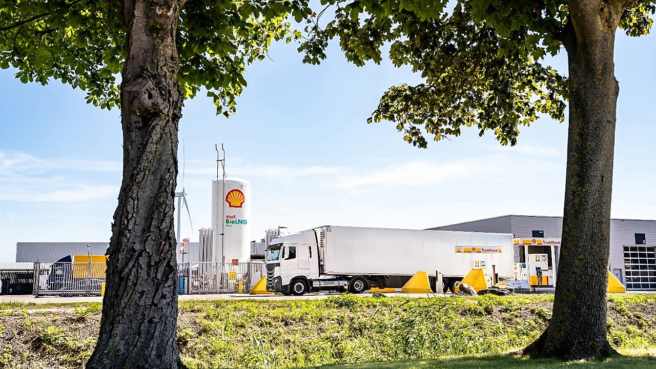 A truck on Shell BioLNG at a refill point on a company site (Foto: Jan Kasl)