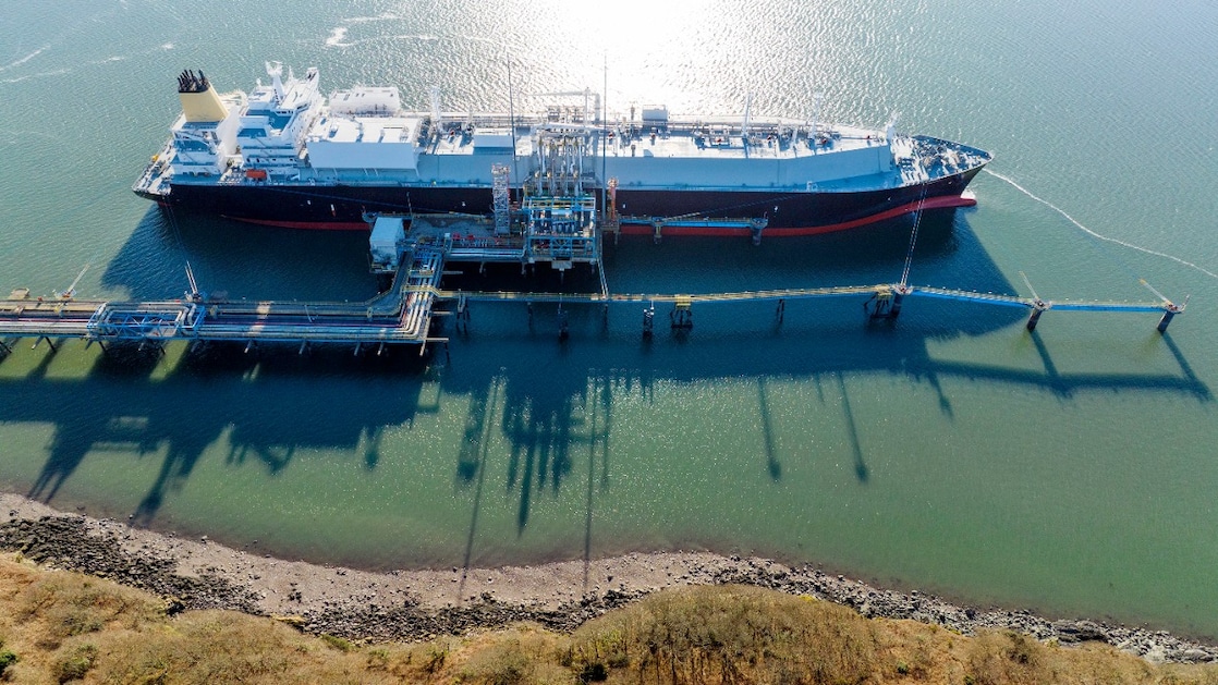 Gas bereikt Europa ook nu al vaak in vloeibare vorm (LNG). Zoals hier in het Britse Milford Haven, waar Shell voor de helft aandeelhouder is van de Dragon-terminal in Waterston. (Photo: Stuart Conway/Shell plc.)