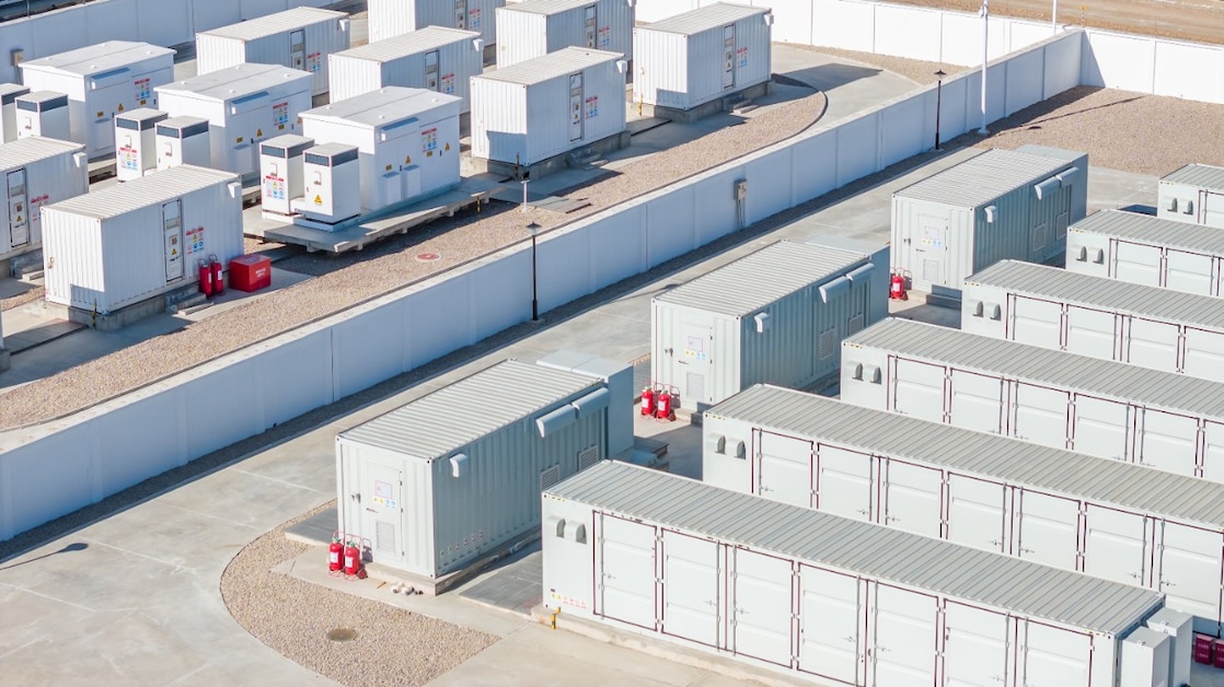 Energieparken met rijen van containergrootte batterijen voor opslag van opgewekte zonne- en windenergie voor de momenten dat het niet waait en de zon niet schijnt, gaan we waarschijnlijk vaker zien. (Foto: GettyImages)